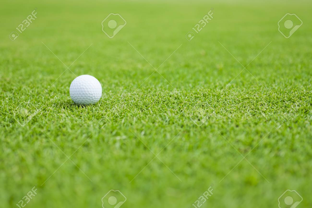 ゴルフ場のパッティング グリーンに座っているゴルフ ボール の写真素材 画像素材 Image