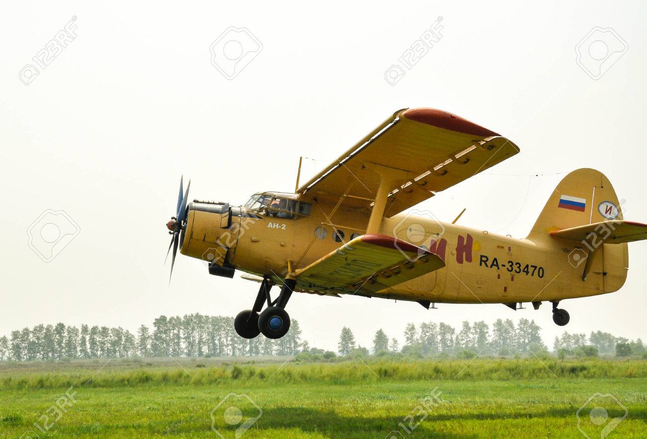 2 の古い労働者。飛行機の小型機の複葉機は離陸です。飛行機は 1948 年
