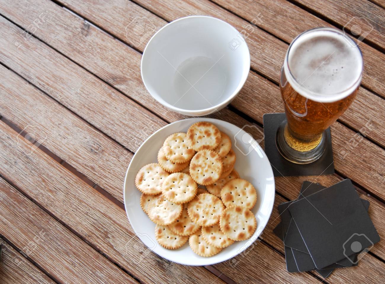 ビール コースターやスナック の写真素材 画像素材 Image