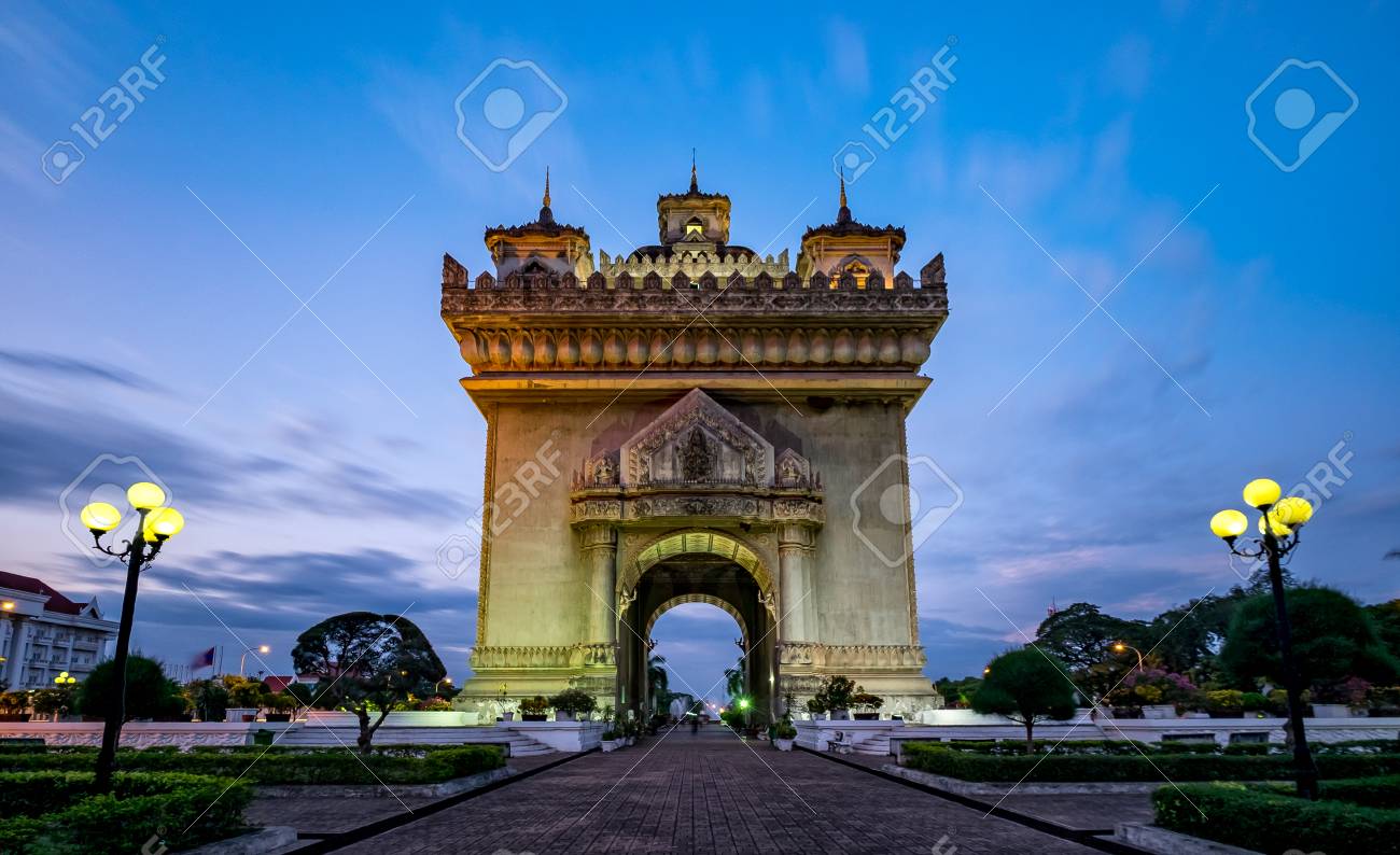 パトゥーサイ記念碑は独立戦争中にフランスのラオスの首都ビエンチャンで青の時間に撮影から精霊に捧げられて の写真素材 画像素材 Image