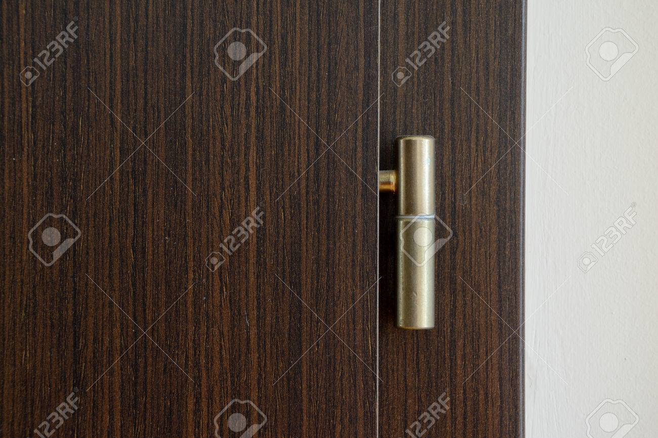 Goldene Turscharnier Auf Braunem Holztur Lizenzfreie Fotos Bilder Und Stock Fotografie Image 57838616