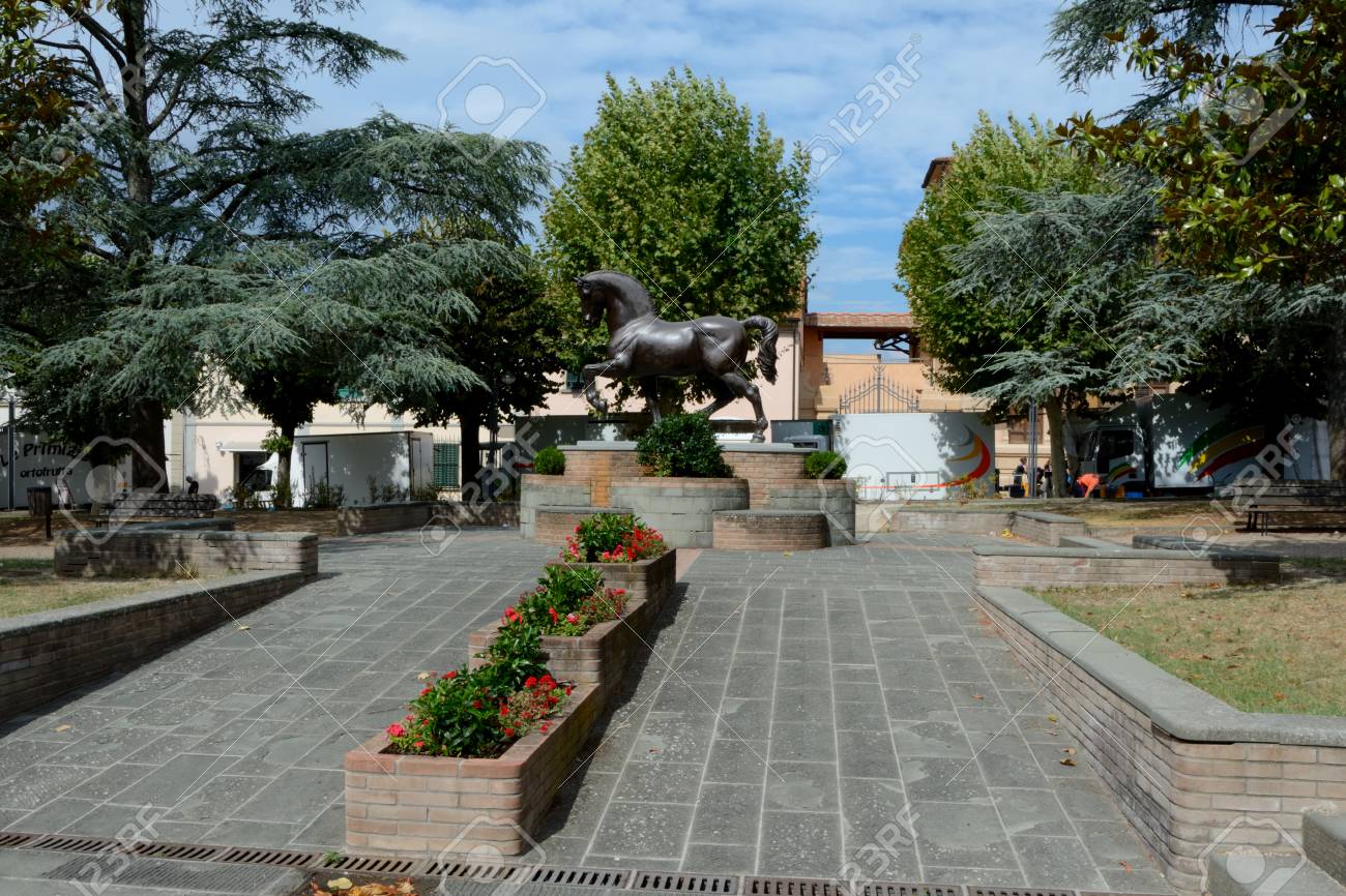 トスカーナ イタリアのレオナルド ダ ヴィンチが生まれたヴィンチ市 ヴィンチ イタリア 16 年 9 月 7 日 馬のモニュメント の写真素材 画像素材 Image