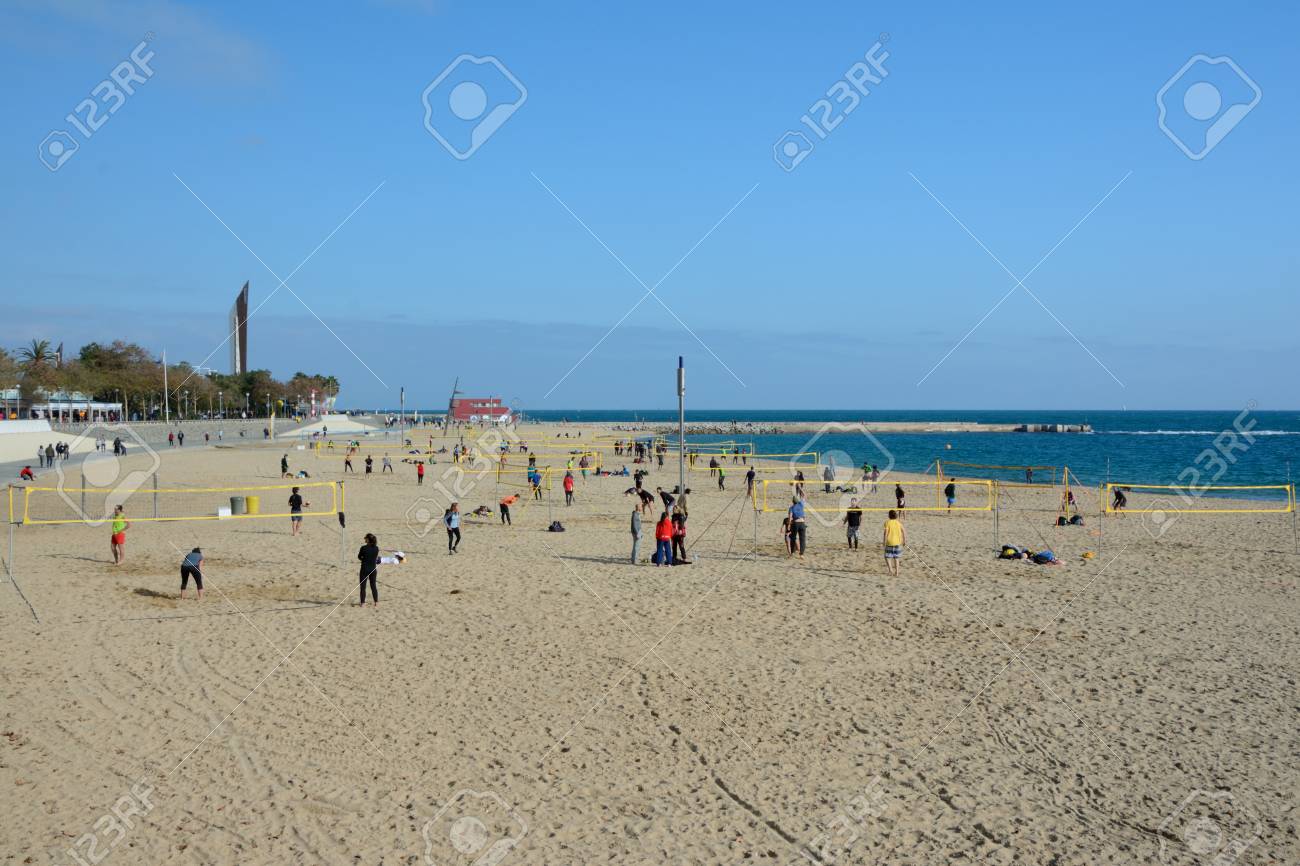 Barcelone Espagne 3 Décembre 2016 Des Personnes Non Identifiées Jouent Au Volleyball Sur La Plage De Barcelone En Espagne