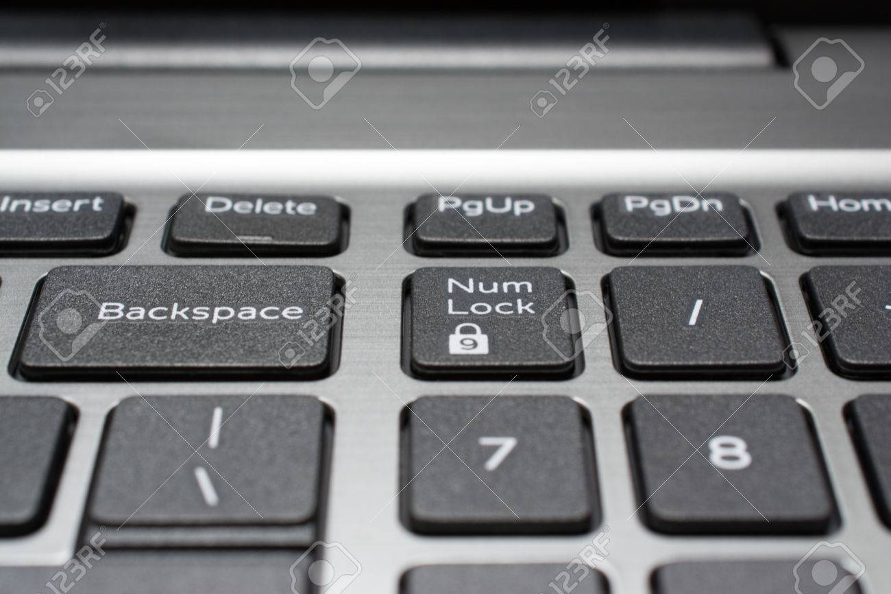 現代のラップトップのキーボードのクローズ アップ バック スペースと Num Lock キー フィールドの浅い深さ の写真素材 画像素材 Image