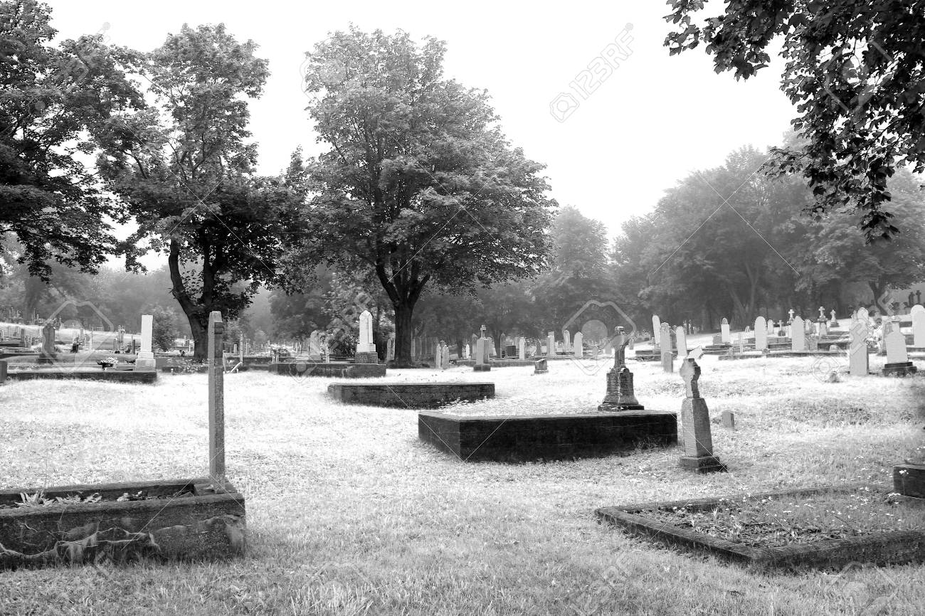 Cimetiere Noir Et Blanc Banque D Images Et Photos Libres De Droits Image