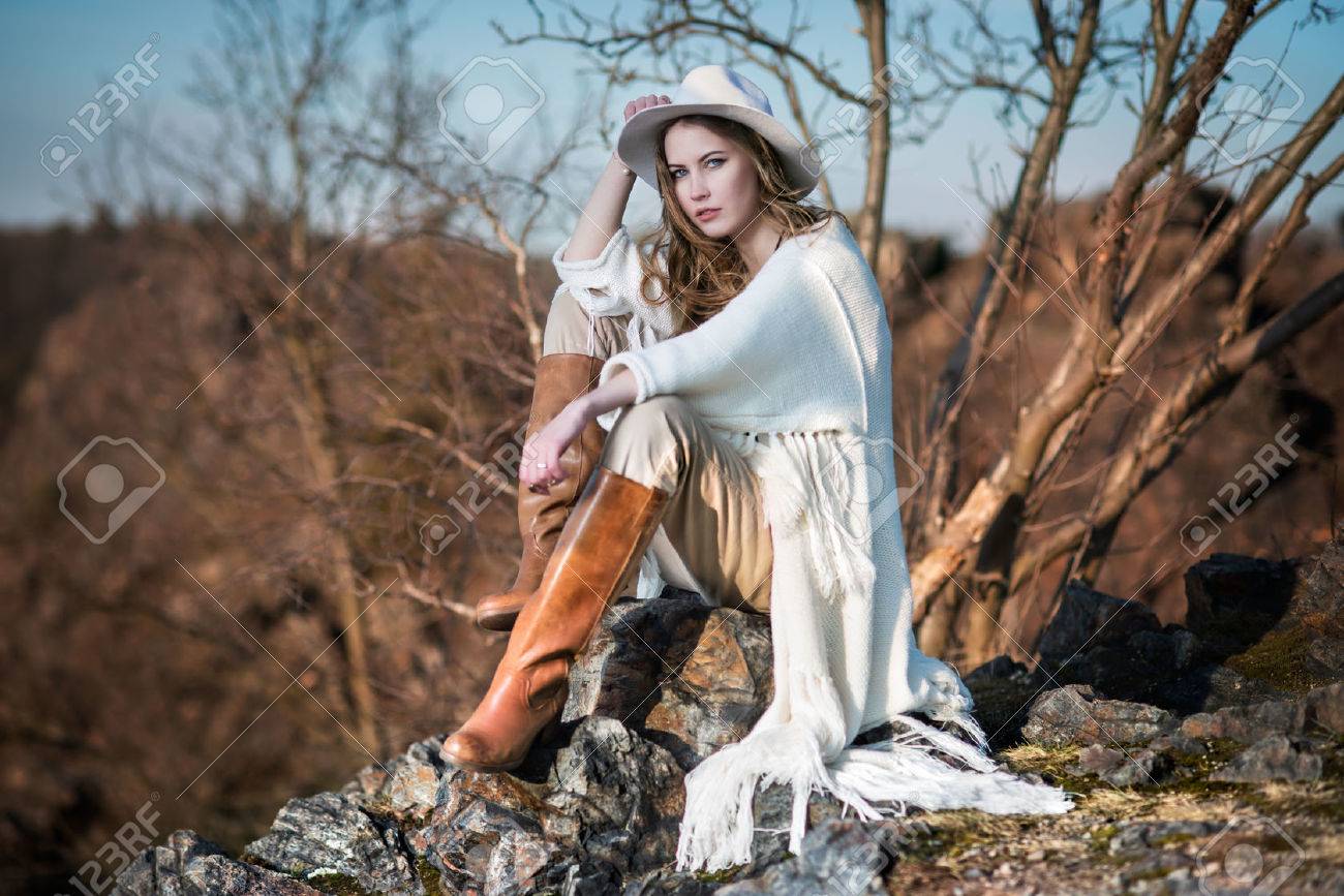 Fashion woman in country style sitting on the canyon rock - 38034670 Fashion woman in country style sitting on the canyon rock - 38034670