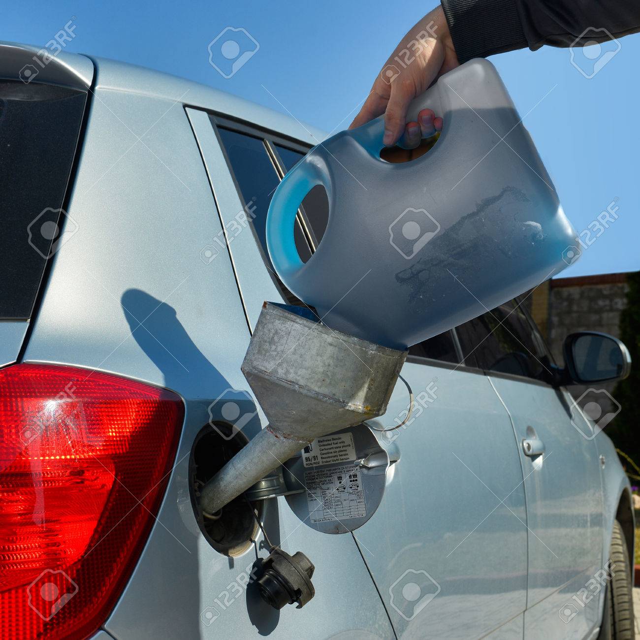 車のガソリン タンクに燃料を注ぐ の写真素材 画像素材 Image
