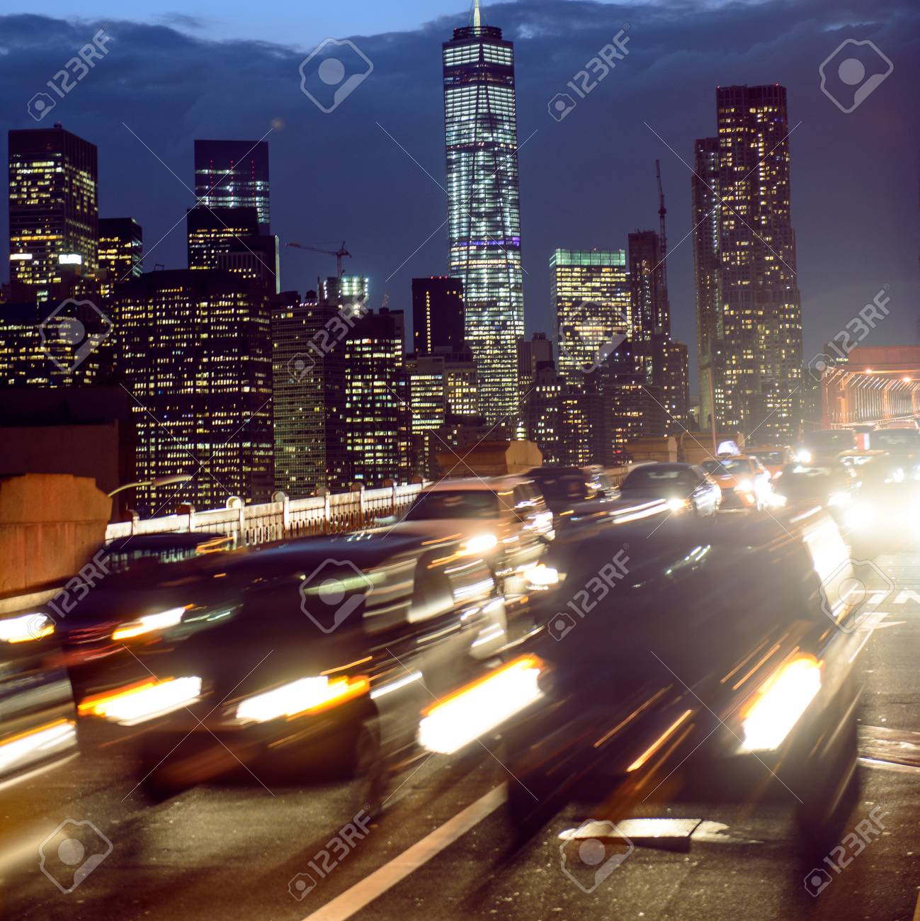 ニューヨーク市の通りの夜の交通 車の運転の人々 は仕事の後にマンハッタンから帰ってください 光の道 都市の超高層ビル背景点灯 の写真素材 画像素材 Image