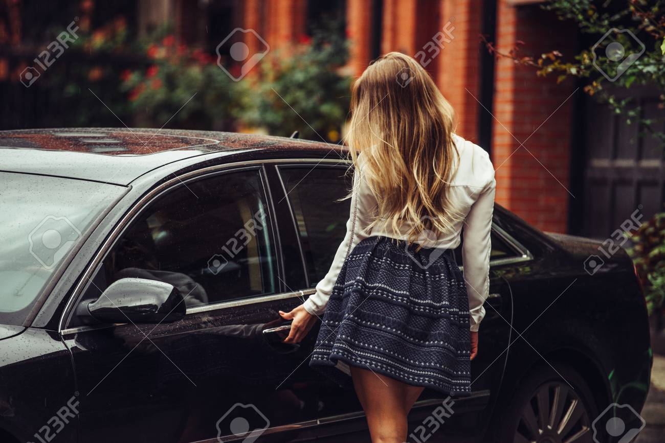 彼女の黒のエレガントな車を運転する高級と成功したセクシーな実業家人生のコンセプト写真 の写真素材 画像素材 Image