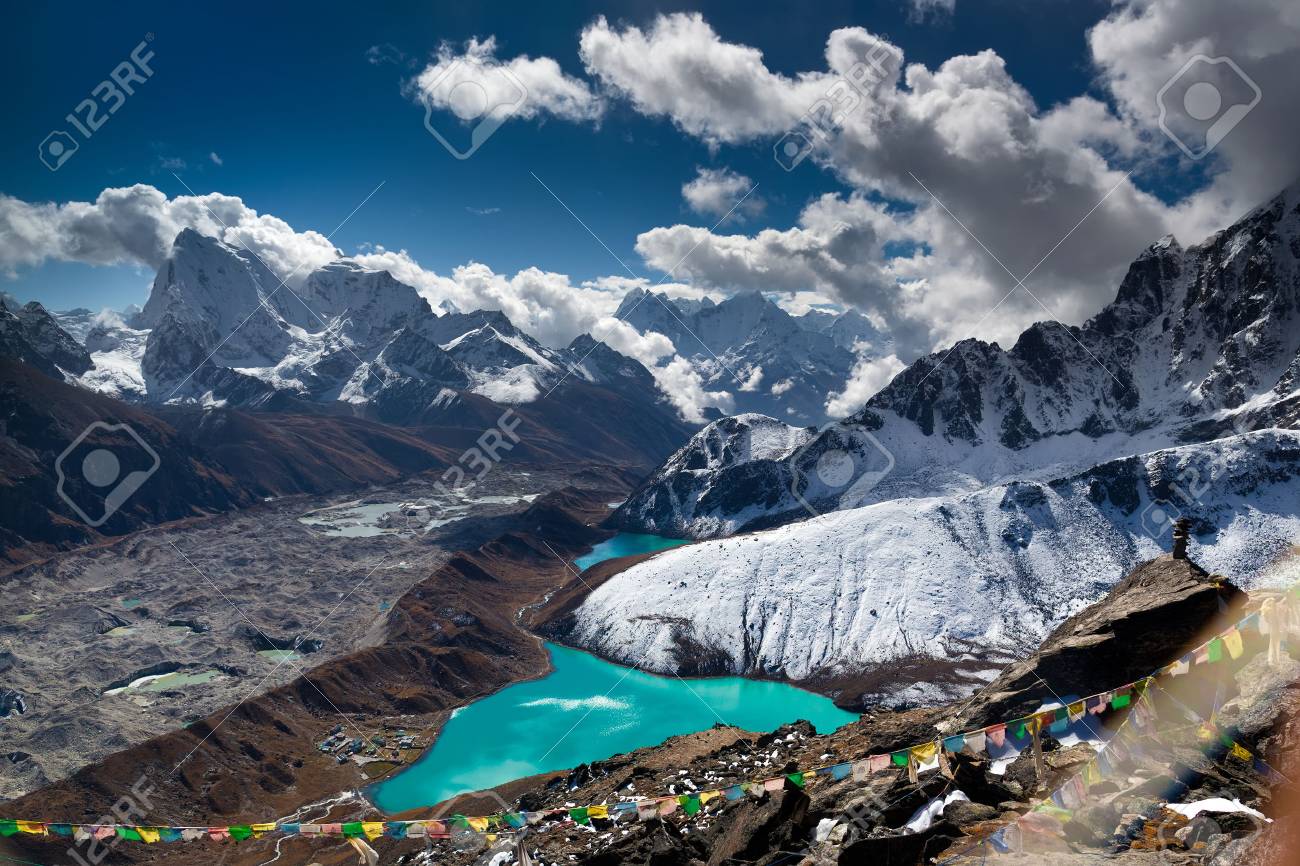 Beautiful turquoise lake high in the mountains. Nepal, Everest National Park. View from the Gokyo Peak 5,357 m. - 43828063 Beautiful turquoise lake high in the mountains. Nepal, Everest National Park. View from the Gokyo Peak 5,357 m. - 43828063