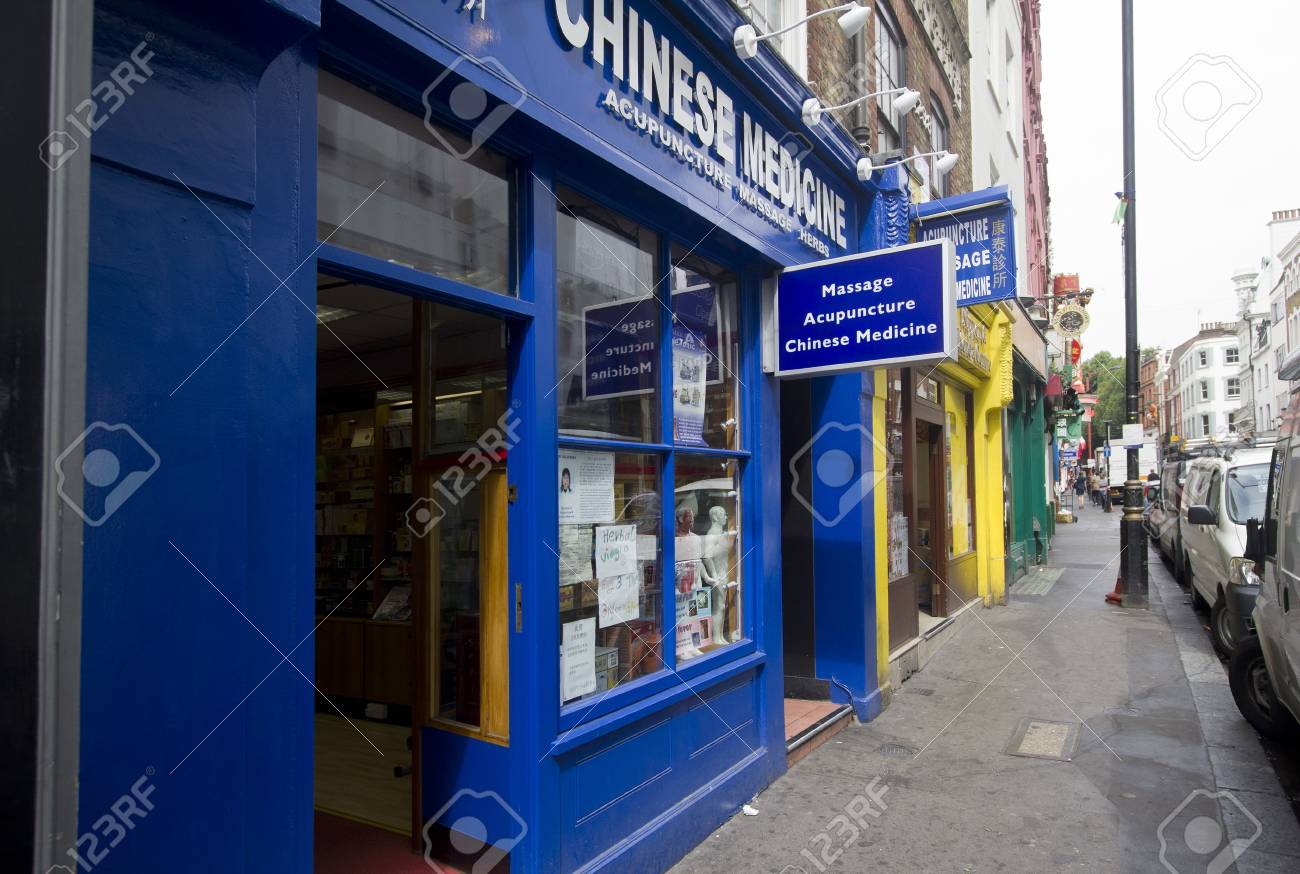 11 年 7 月 26 日にイギリス ロンドンのソーホーのチャイナタウンでロンドン イギリス 11 年 7 月 26 日 漢方薬店 の写真素材 画像素材 Image