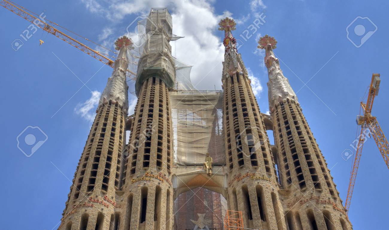 バルセロナ スペインに建設中のサグラダ ファミリア大聖堂の最上部 の写真素材 画像素材 Image
