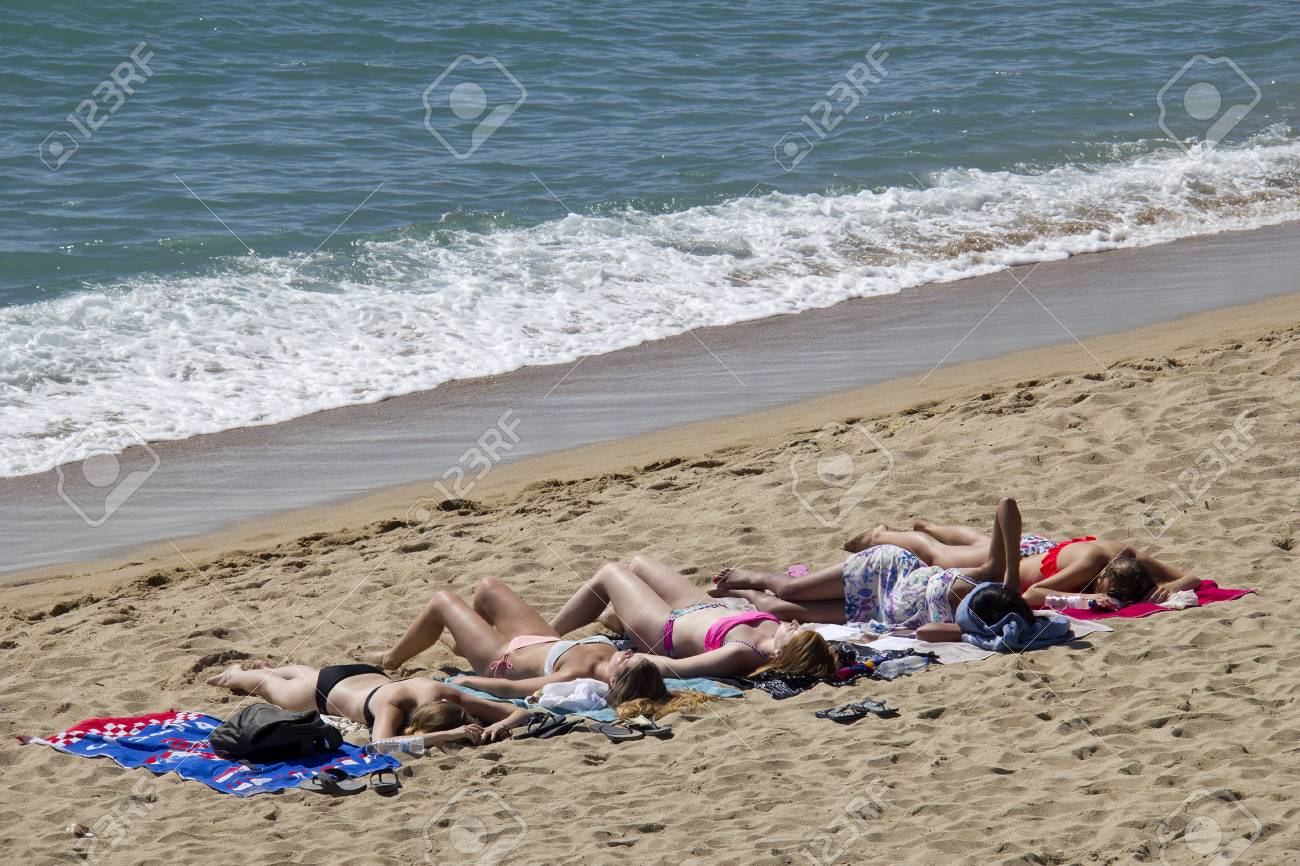 Barcelona Spain May 23 2015 Girls Lie Suntanning On The