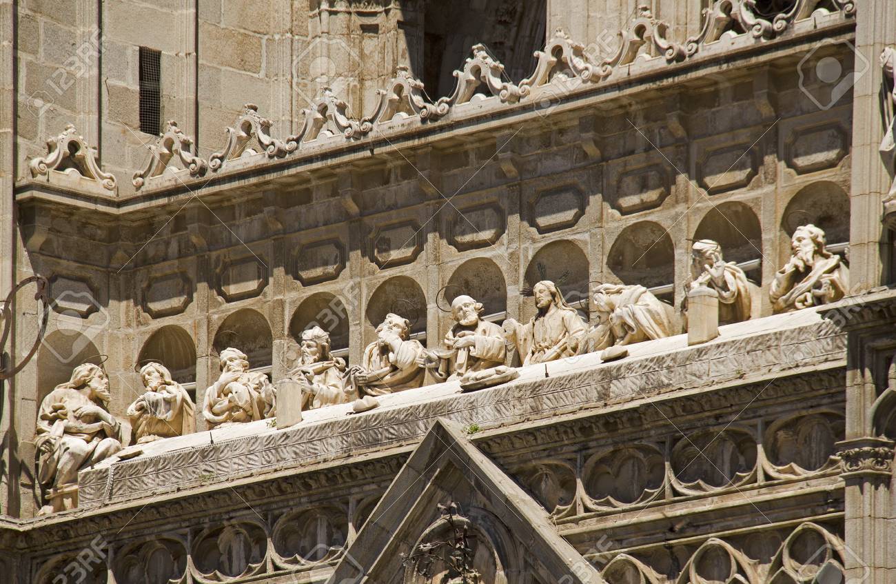 sculpture of the last supper of jesus and his disciples on the