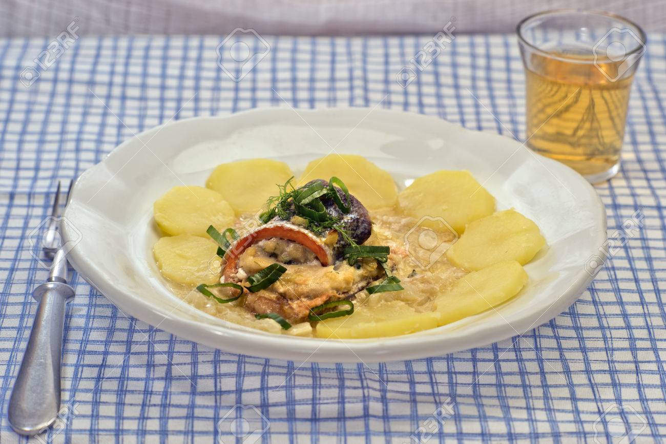 伝統的なスイス魚料理 魚の切り身の魚 パン 卵 ハーブを詰め 巻き白ワイン クリーム ソースとポテトを添えてください サケ マスが描かれている提供するため使用され 聖霊降臨祭の小さなシンプルなガラスの設定が完了です の写真素材 画像素材 Image 伝統的なスイス魚料理 魚の切り身の魚 パン 卵 ハーブを詰め 巻き白ワイン クリーム ソースとポテトを添えてください サケ マスが描かれている提供するため使用され 聖霊降臨祭の小さなシンプルなガラスの設定が完了です の写真素材 画像素材 Image