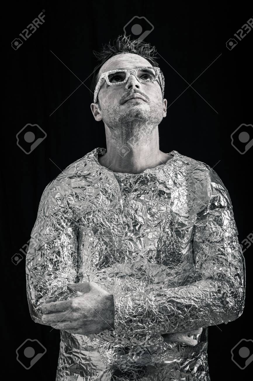 暗い背景の上を探している外国人男性の肖像画 の写真素材 画像素材 Image 暗い背景の上を探している外国人男性の肖像画 の写真素材 画像素材 Image