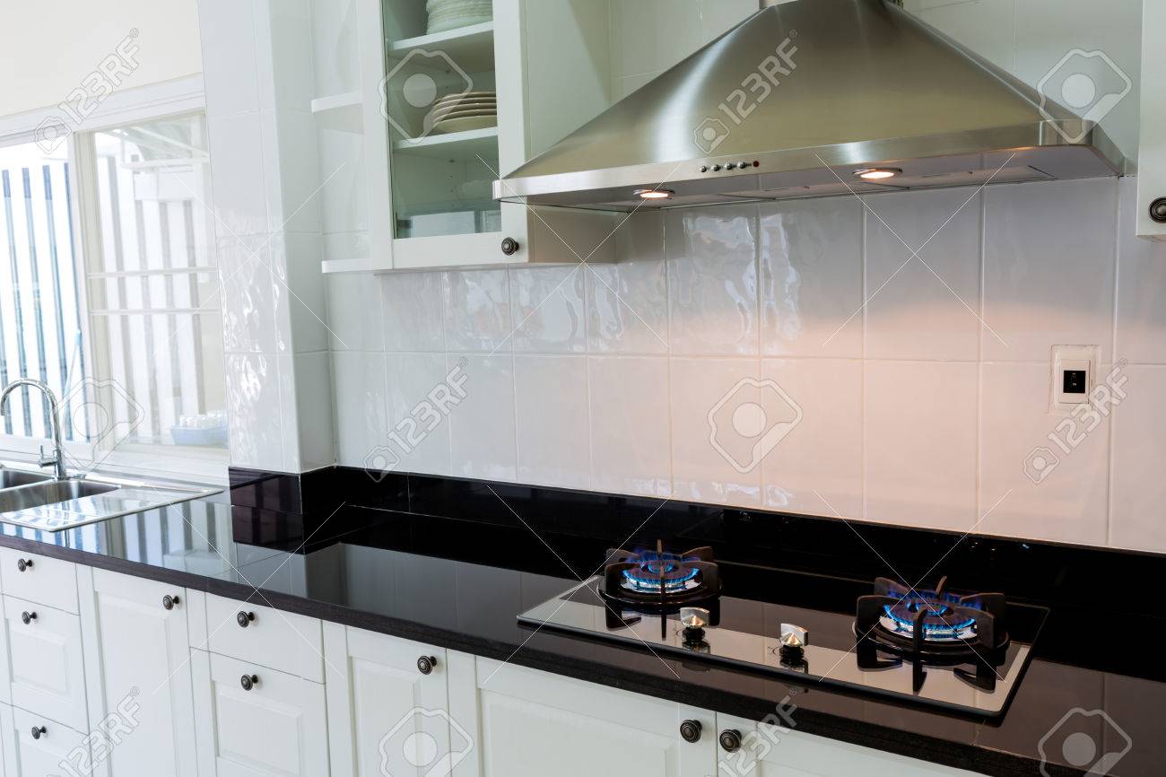 モダンな白いきれいなキッチン インテリア の写真素材 画像素材 Image