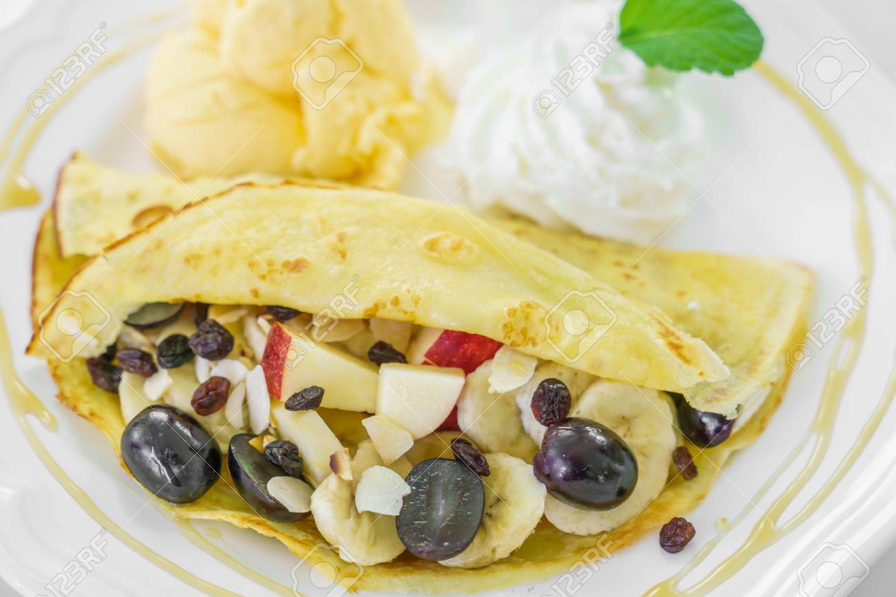 パンケーキ 果物とアイスクリームのテーブルの上 の写真素材 画像素材 Image