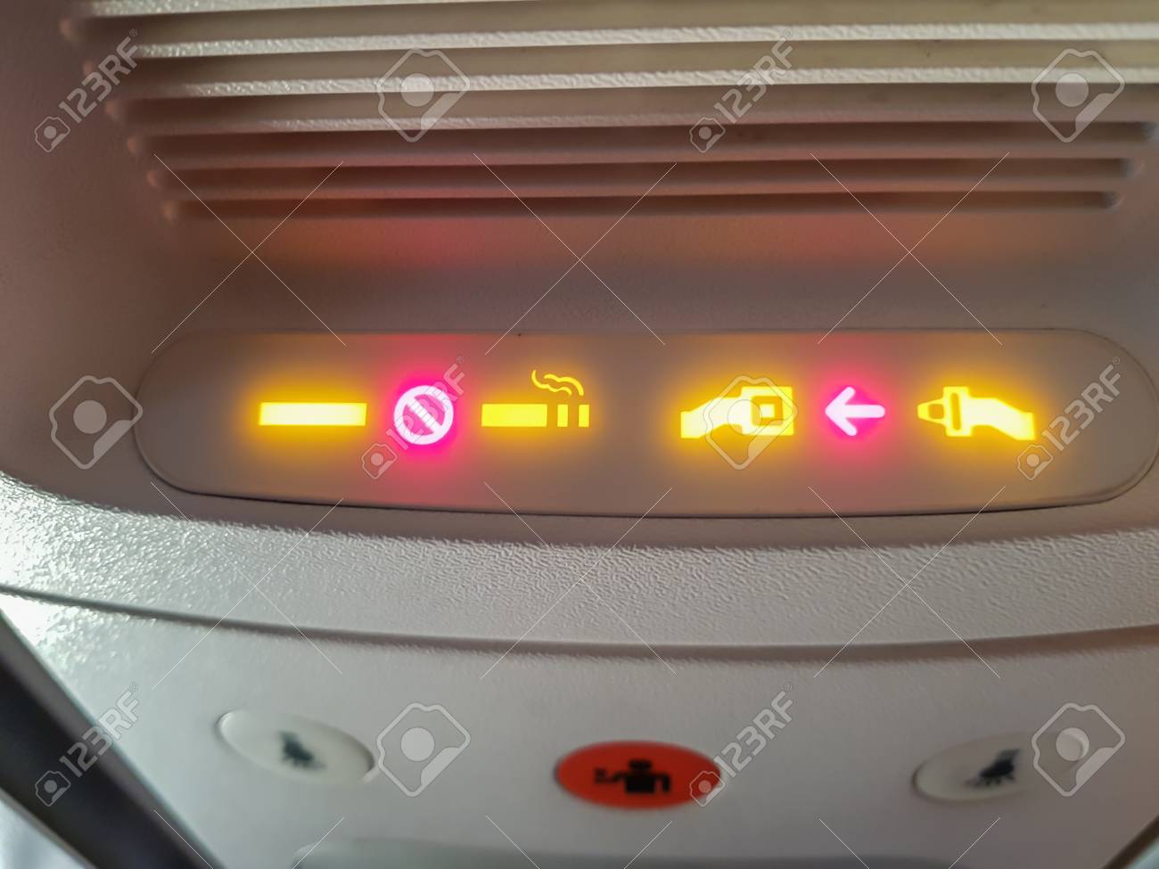 禁煙サインとシートベルト サインない飛行機の中で の写真素材 画像素材 Image 禁煙サインとシートベルト サインない飛行機の中で の写真素材 画像素材 Image