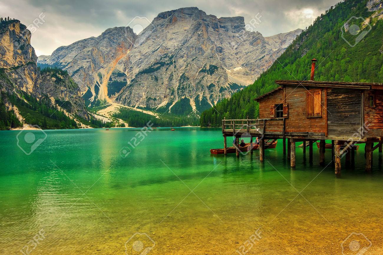 Cabane Sur Le Lac Braies En Dolomites Et Seekofel En Arrière-plan ...