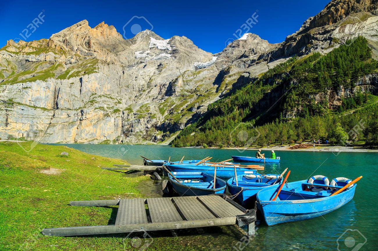 Atemberaubende Alpensee Und Schone Berge Mit Blauen Boote Oeschinensee Berner Oberland Schweiz Europa Lizenzfreie Fotos Bilder Und Stock Fotografie Image