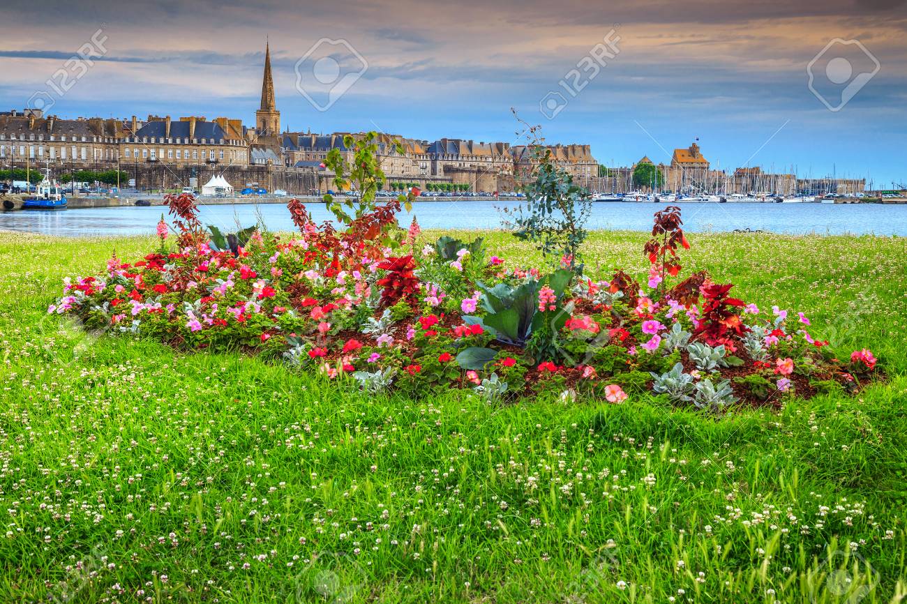 壮大な城壁に囲まれた都市と都市公園 サン マロ ブルターニュ地方 フランス ヨーロッパの夏の花のカラフルな花壇に高級ヨット ハーバー の写真素材 画像素材 Image