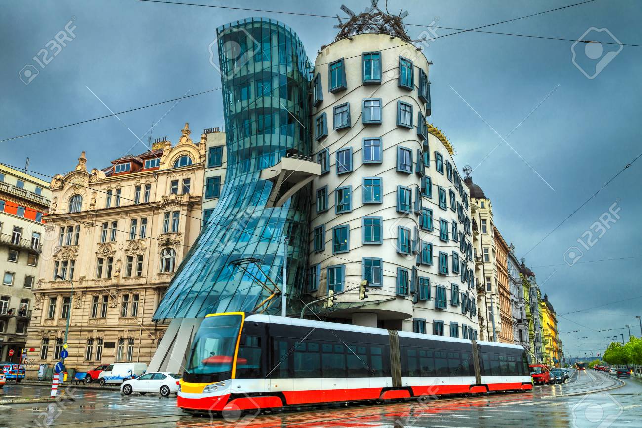息をのむプラハ街並み 現代電気赤い軌道 幻想的な舞踊家 Tancici ダム で雨の日 プラハ チェコ共和国 ヨーロッパの背景の建物 の写真素材 画像素材 Image 2993