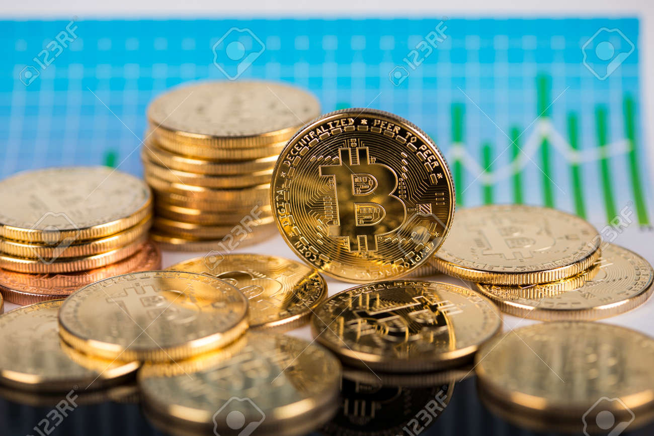 골든 비트코인 코인 가상화폐 금융 차트 로열티 무료 사진, 그림, 이미지 그리고 스톡포토그래피. Image 135102174
