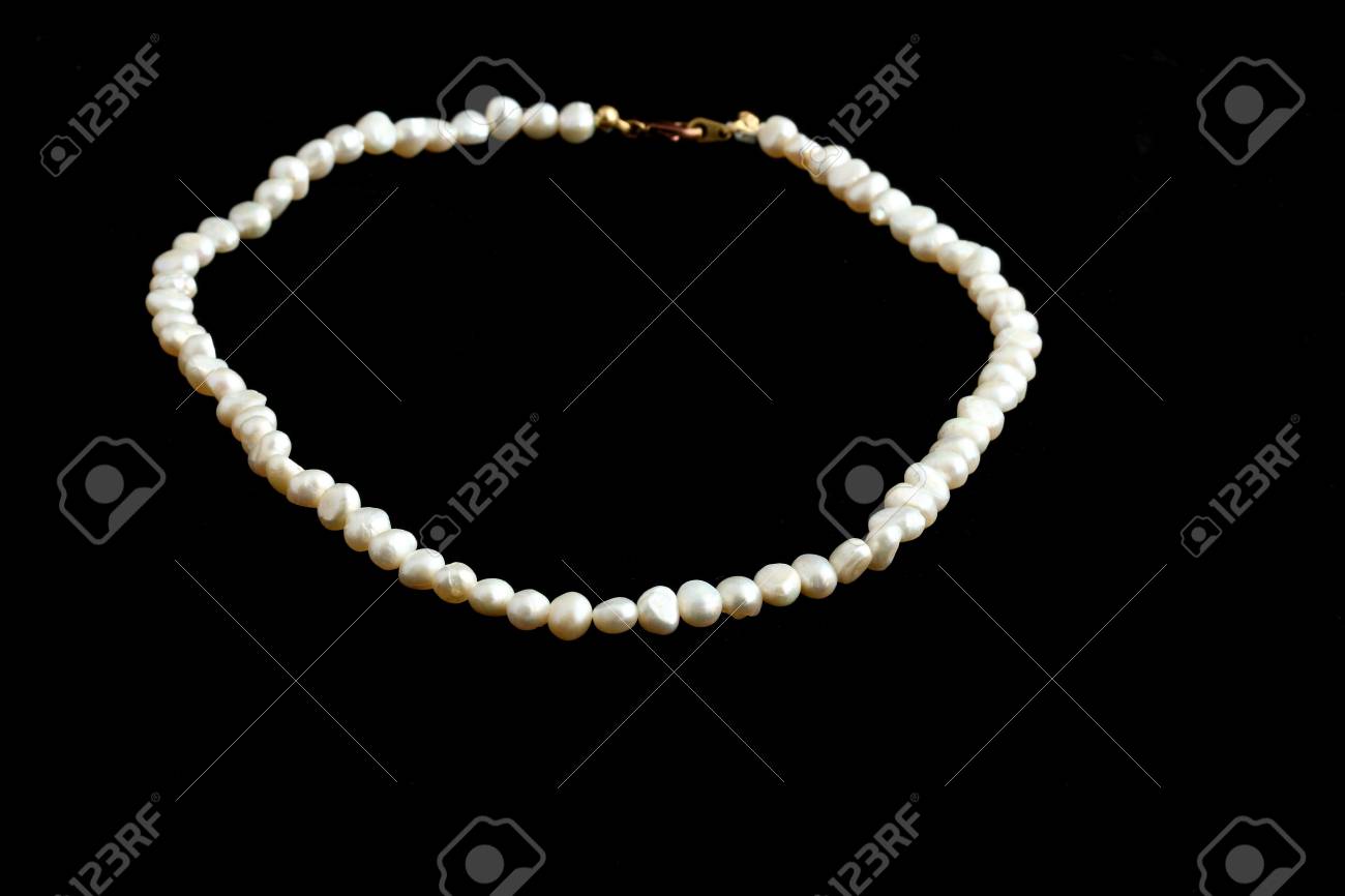 Collar De De Sobre Fondo Negro Fotos, Imágenes Y Fotografía De Archivo Libres De Derecho. Image 2300381.