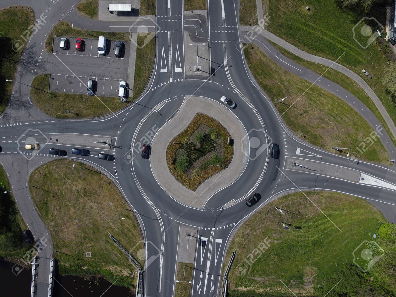模型　道路ロータリー Aerial Top Down View Of A Traffic Roundabout On A Main Road In An