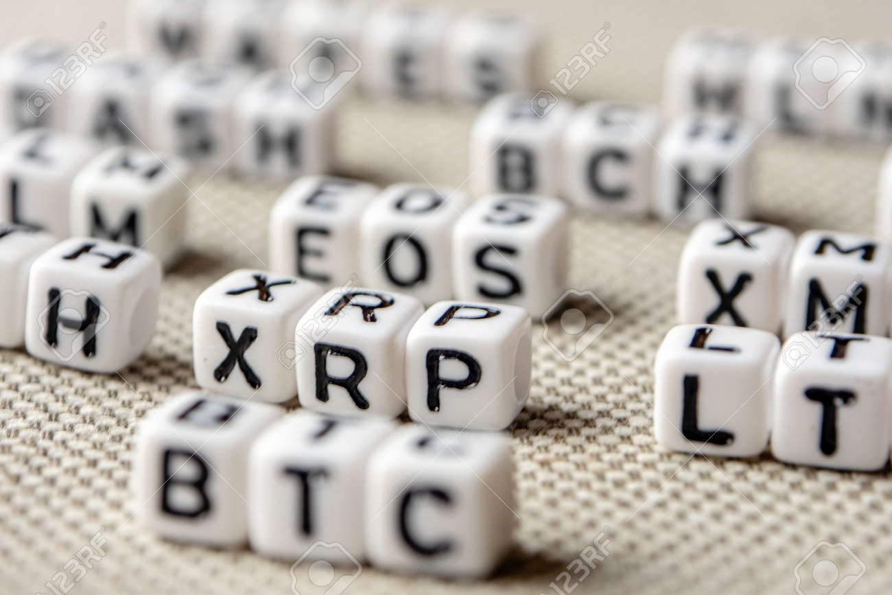 대문자 비트코인 Altcoins Ethereum Ripple Lumen Eos Litecoin Omisego Monero로 큐브로  구성된 행을 형성하는 인기 있는 암호화 동전 세트 로열티 무료 사진, 그림, 이미지 그리고 스톡포토그래피. Image 163323993