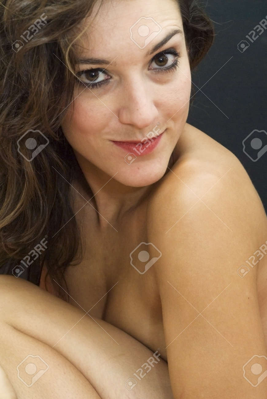 Mujer Bonita Desnuda Abrazándose A Sí Misma Sobre El Fondo Negro Fotos,  retratos, imágenes y fotografía de archivo libres de derecho. Image 21950965