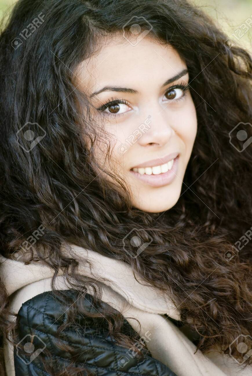 秋の公園でラテン美女 の写真素材 画像素材 Image