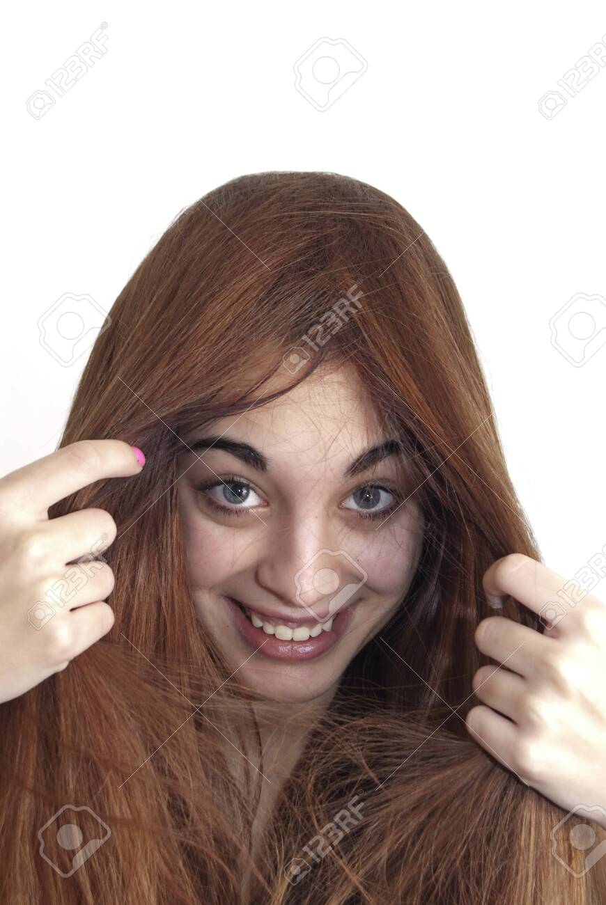 青い目の白い背景の上から彼の太い赤い髪を顔で美しい少女 の写真素材 画像素材 Image