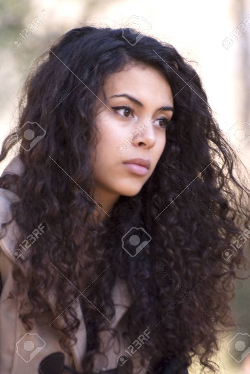 秋の公園でラテン美女 の写真素材 画像素材 Image