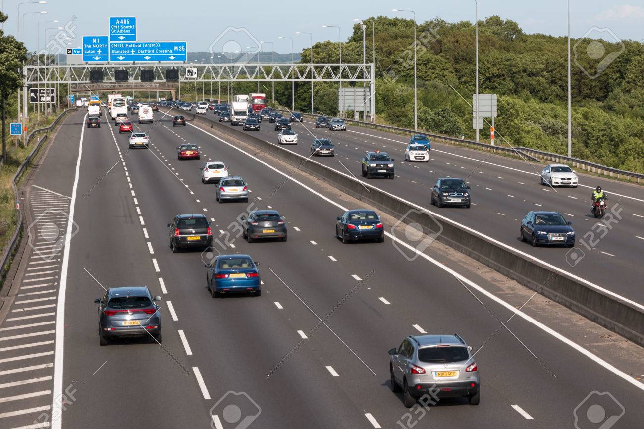 忙しいイギリス高速道路 M25 のロンドン イギリス 17 年 6 月 16 日 夜の交通 の写真素材 画像素材 Image 忙しいイギリス高速道路 M25 のロンドン イギリス 17 年 6 月 16 日 夜の交通 の写真素材 画像素材 Image