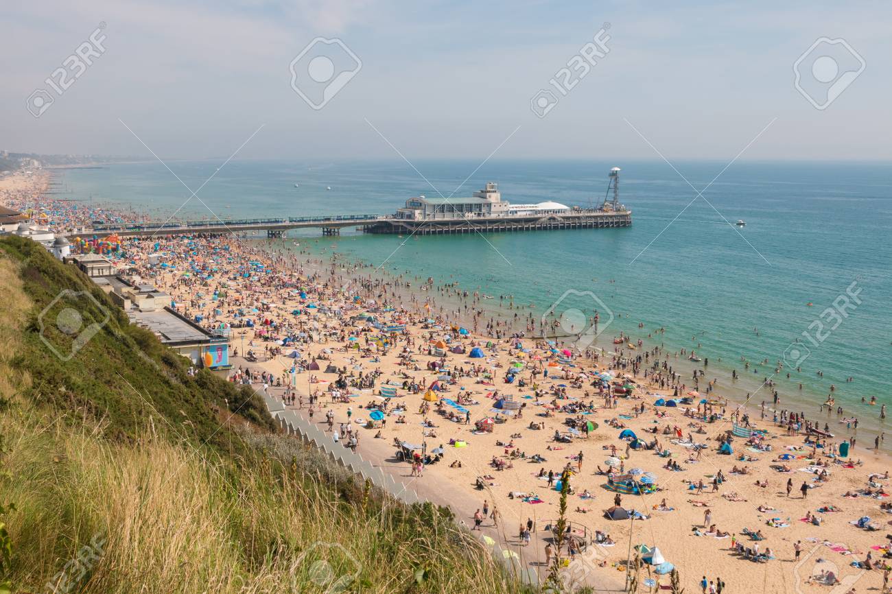 ボーンマス イギリス 17 年 8 月 28 日 忙しいビーチ夏の暑い日に桟橋の娯楽とバック グラウンドで 崖の上からの眺め の写真素材 画像素材 Image ボーンマス イギリス 17 年 8 月 28 日 忙しいビーチ夏の暑い日に桟橋の娯楽とバック グラウンドで 崖の上からの眺め の写真素材 画像素材 Image