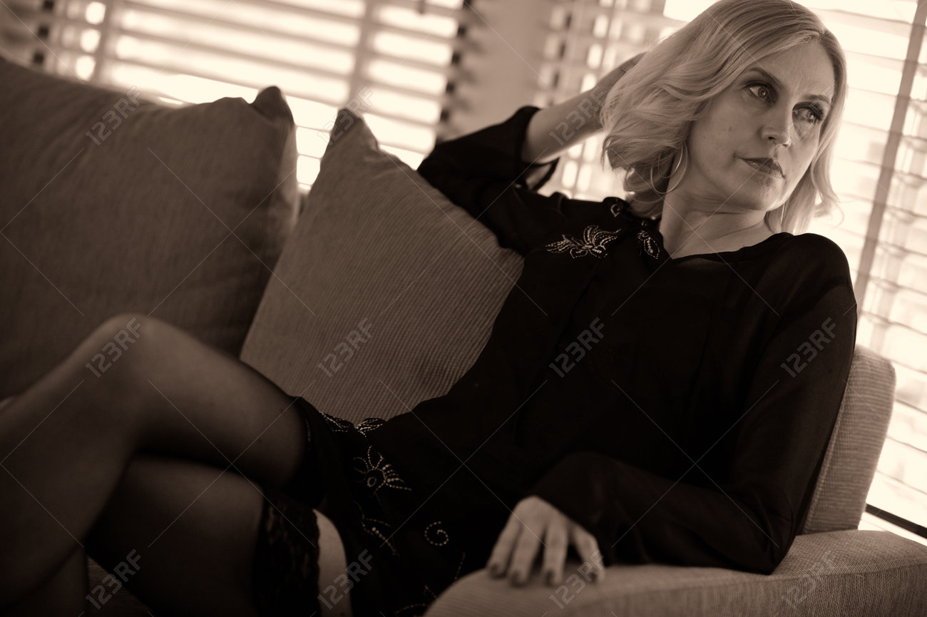 熟女下着ボディスーツパンスト ソファに座っているセクシーなストッキングの熟女の写真素材・画像素材 Image 18665565