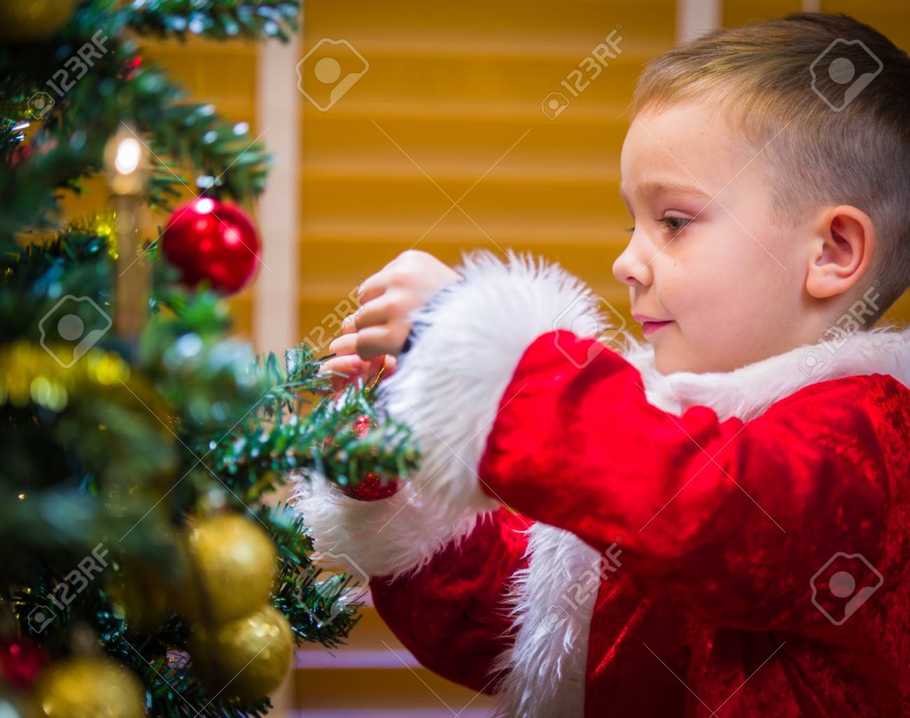 かわいい 5 歳の男の子がクリスマス ツリーを飾る の写真素材 画像素材 Image