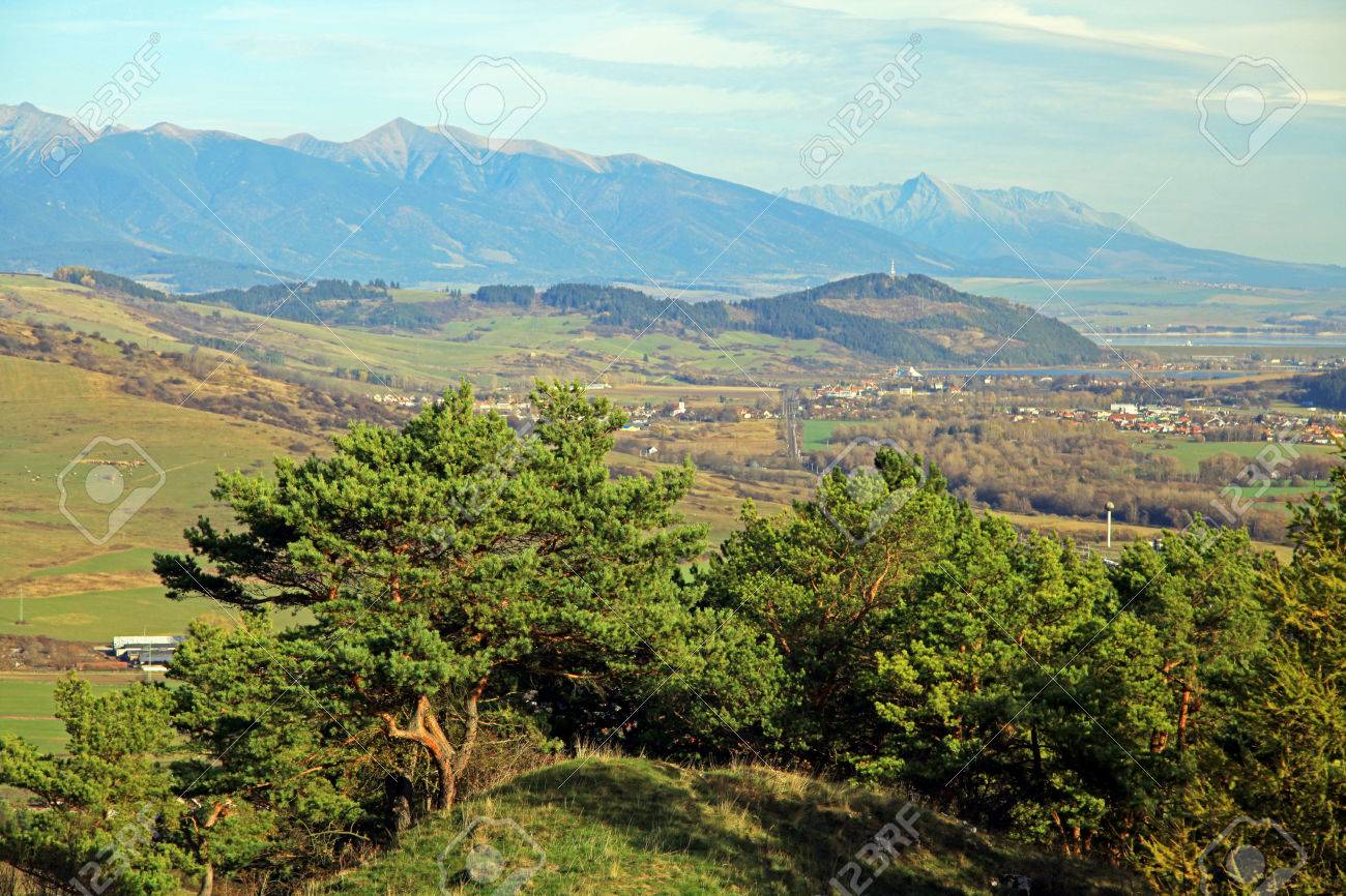 丘 Mnich Ruzomberok スロバキアの町の近くから高タトラ山脈 の写真素材 画像素材 Image 丘 Mnich Ruzomberok スロバキアの町の近くから高タトラ山脈 の写真素材 画像素材 Image
