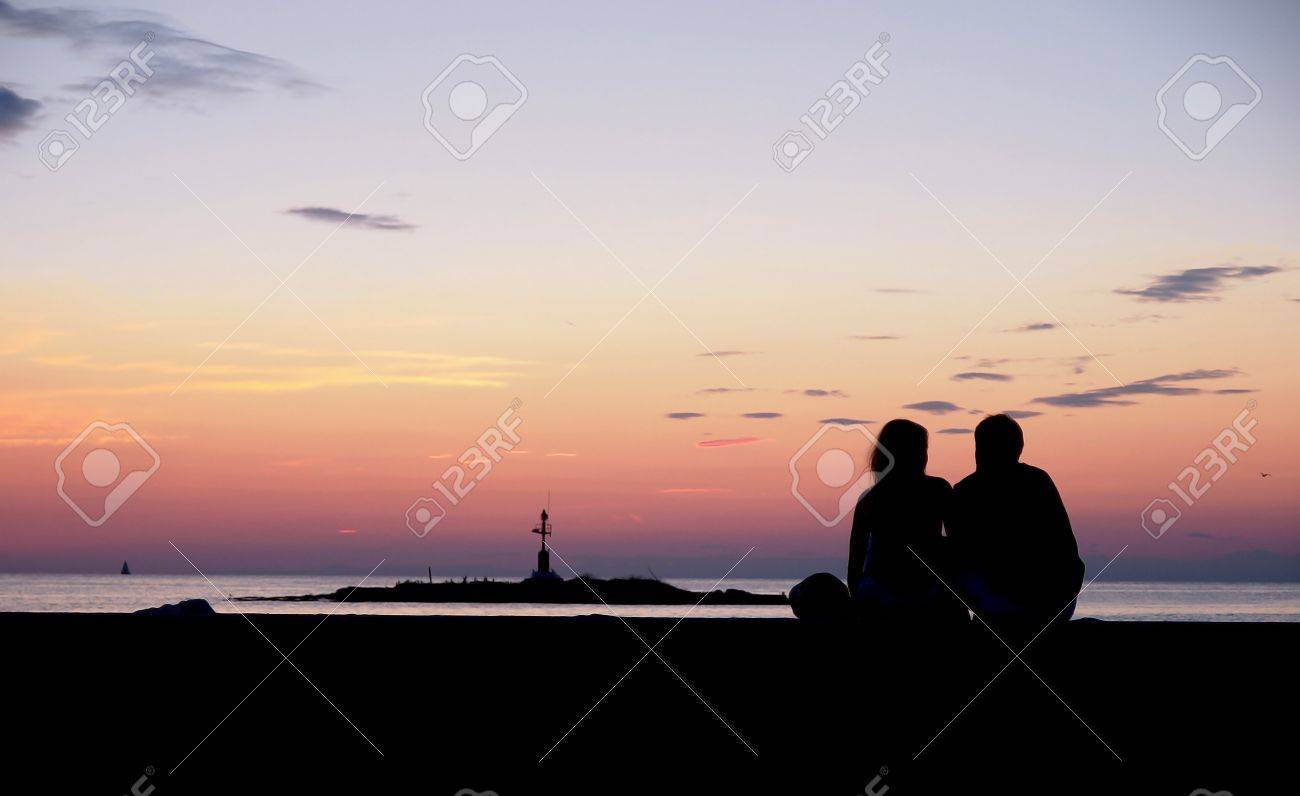 Couple Regarder Le Coucher De Soleil En Bord De Mer à Porec Croatie