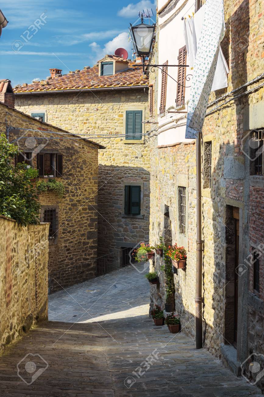 美しい町並みとコルトーナ イタリアのトスカーナの町の角 の写真素材 画像素材 Image