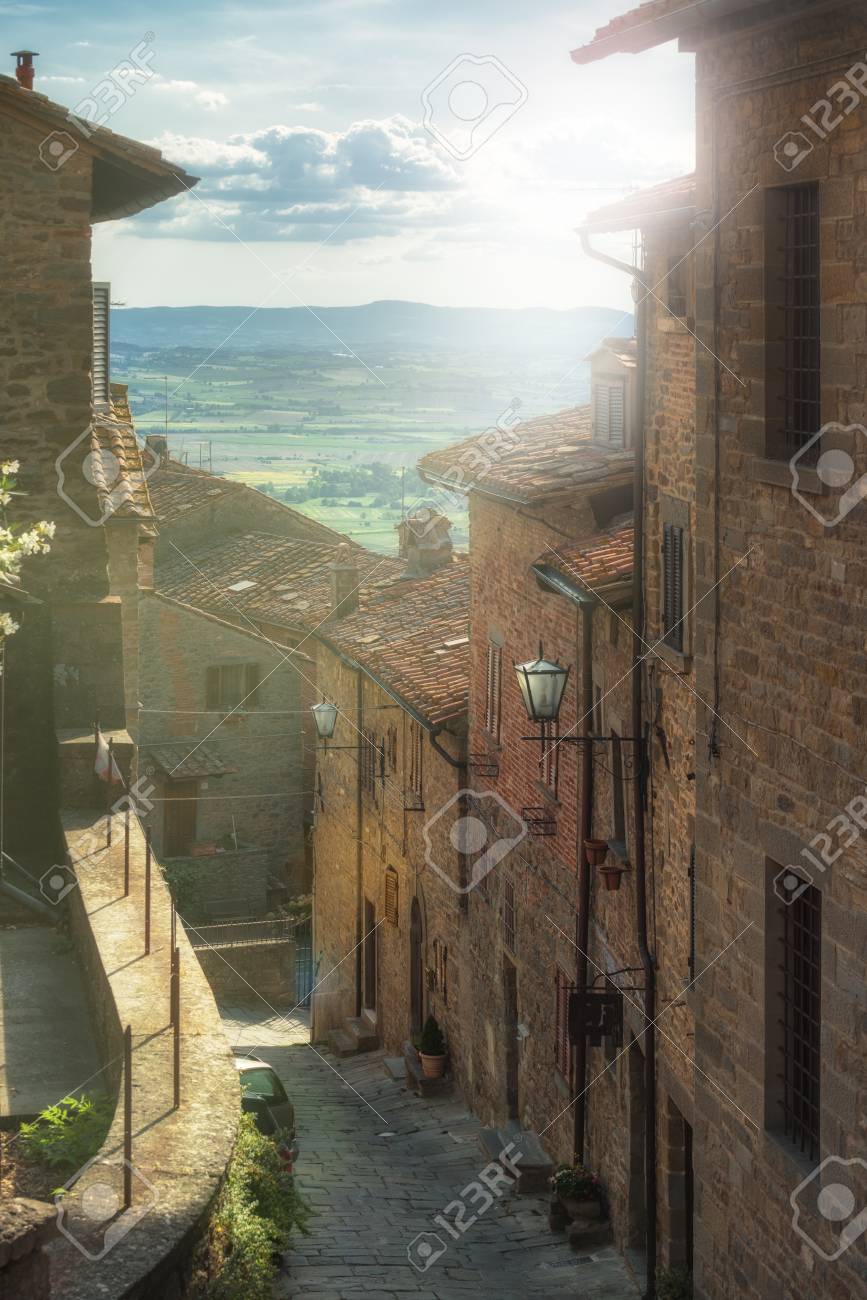 美しい町並みとコルトーナ イタリアのトスカーナの町の角 の写真素材 画像素材 Image