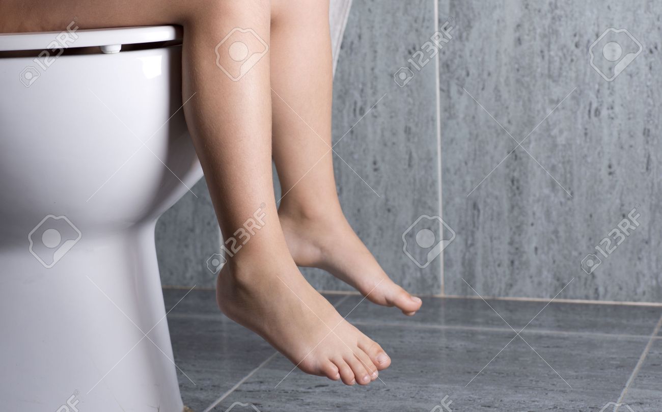 pinkeln Ein Kleines Mädchen Sitzt Auf Einer Toilette Pinkeln Lizenzfreie Fotos, Bilder und Stock Fotografie. Image 23008375.