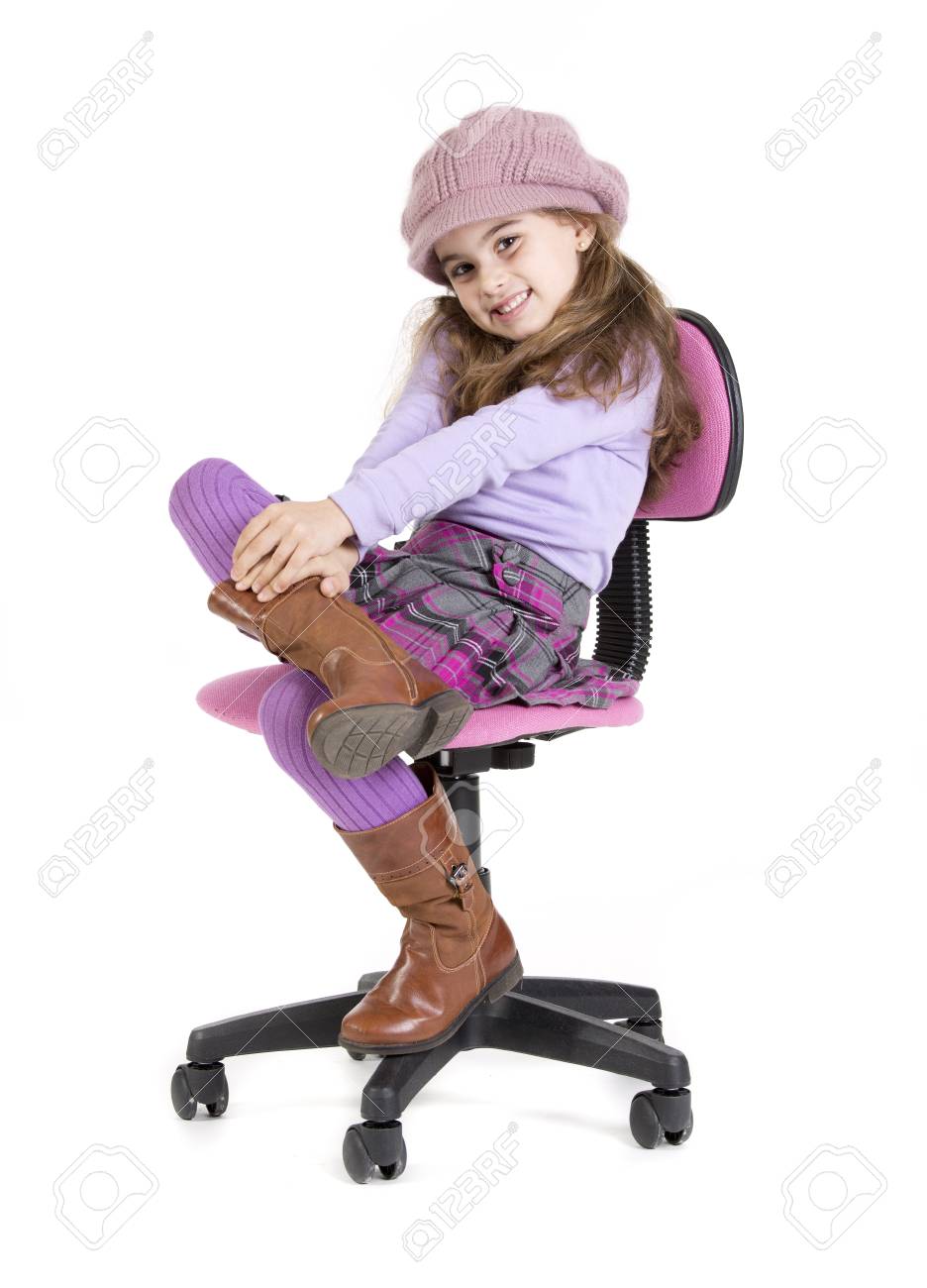 おずおずと椅子に座っている若い女の子 の写真素材 画像素材 Image