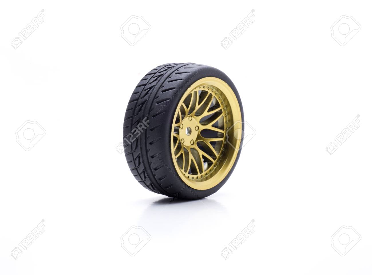 デザインの速度車のゴールド カラーのホイール の写真素材 画像素材 Image