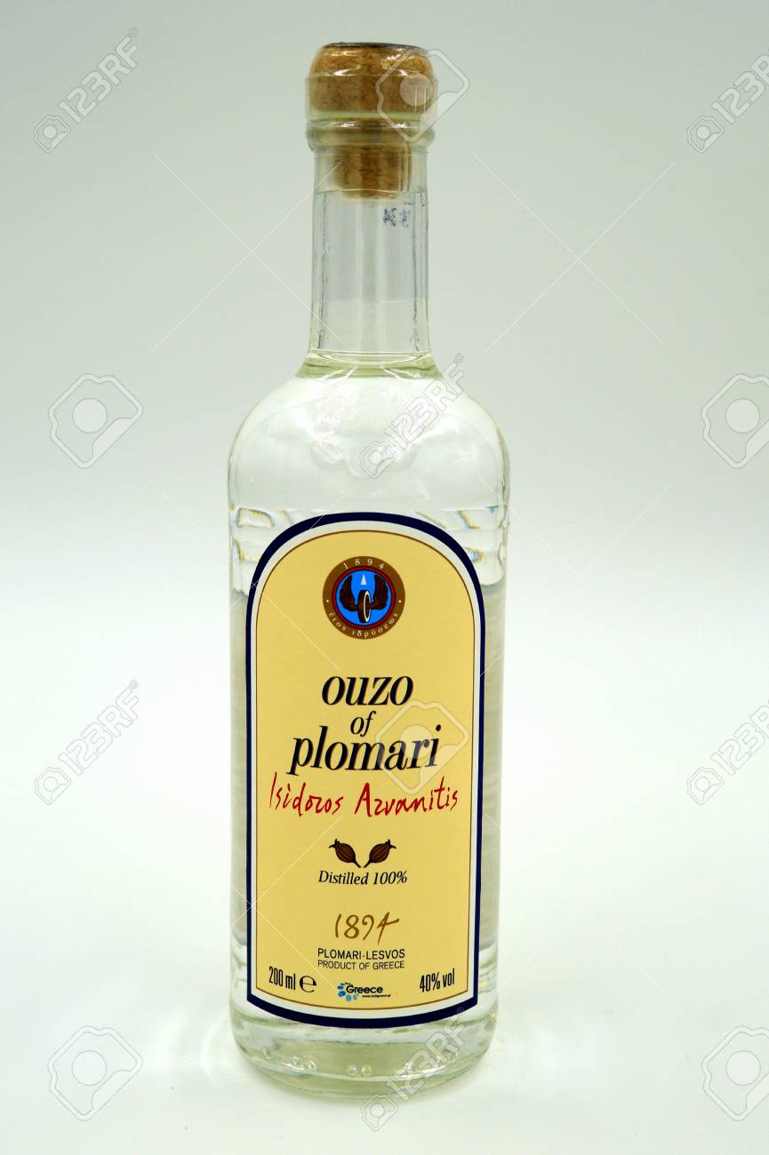Garrafa Do Espirito Grego Famoso Ouzo Plomari Isidoros Da Destilaria De Arvanitis Fotos Retratos Imagenes Y Fotografia De Archivo Libres De Derecho Image