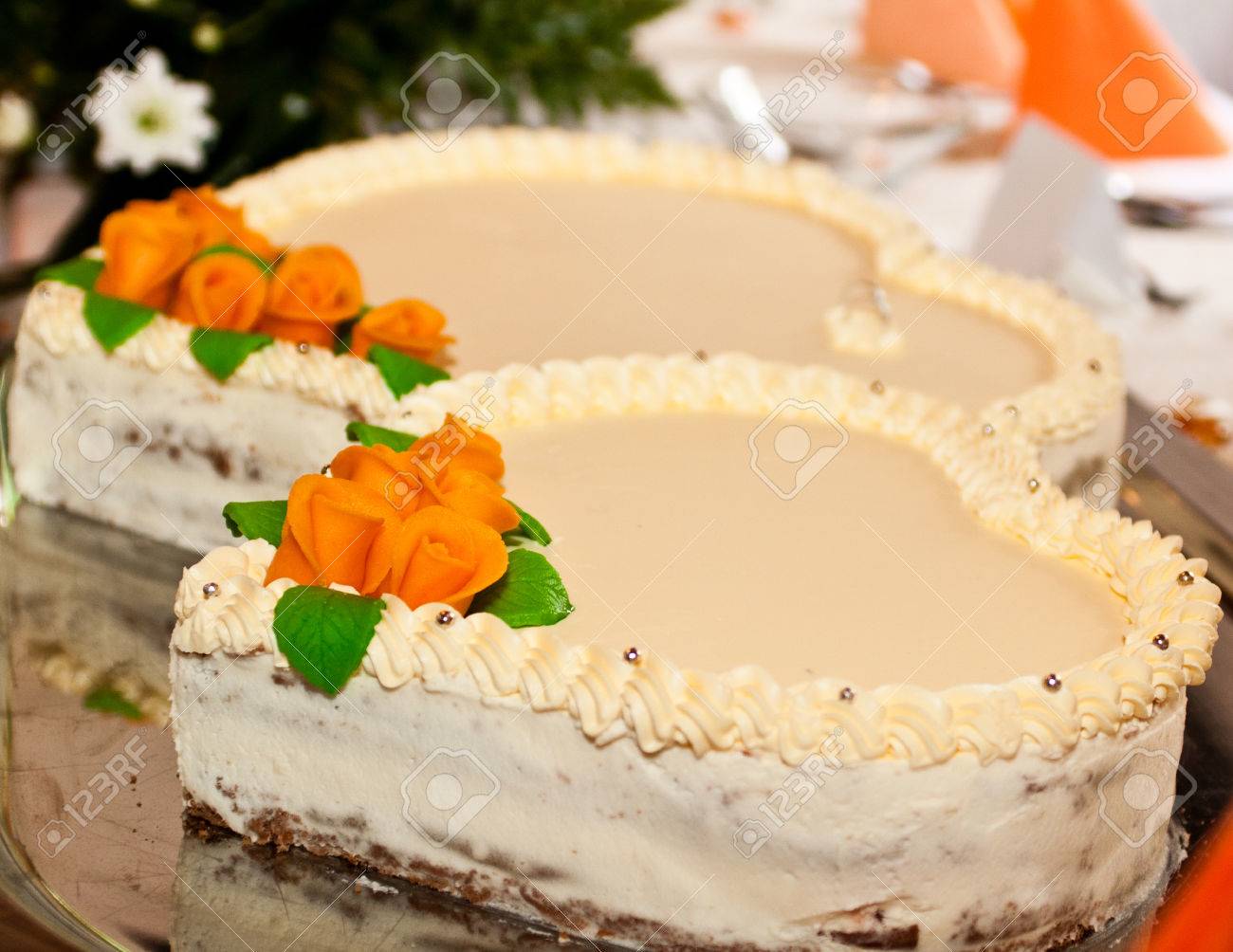 Gâteau à Lorange De Mariage Avec Des Fleurs De Rose Et De Fond