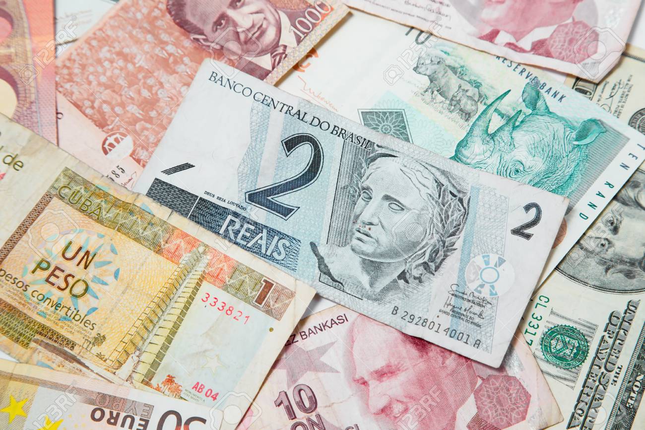 Fundo Do Papel-moeda Dos Diferentes Países. Real Brasileiro No Meio Foto  Royalty Free, Gravuras, Imagens e Banco de fotografias. Image 58129242