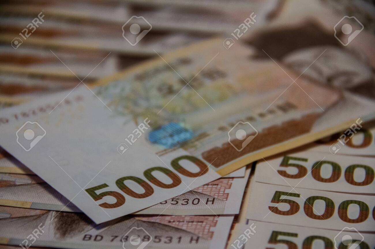 5000원 상당의 대한민국 화폐가 깔끔하게 진열되어 있습니다. 로열티 무료 사진, 그림, 이미지 그리고 스톡포토그래피. Image  131477355